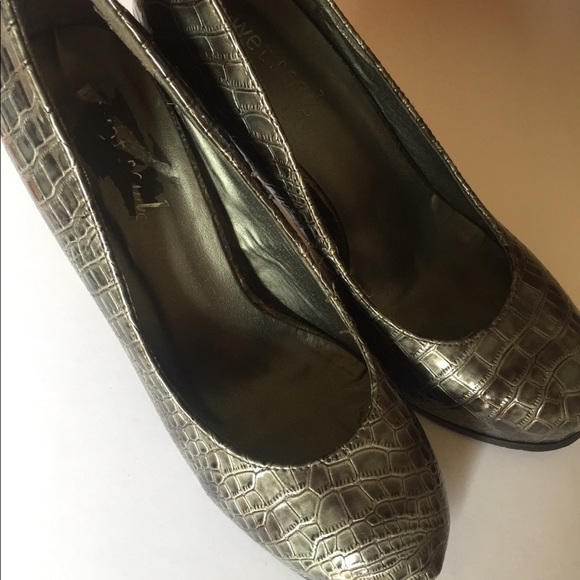 Gray snakeskin style Wet Seal heels - Picture 3 of 3